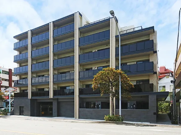 写真:5階建てマンションの外観